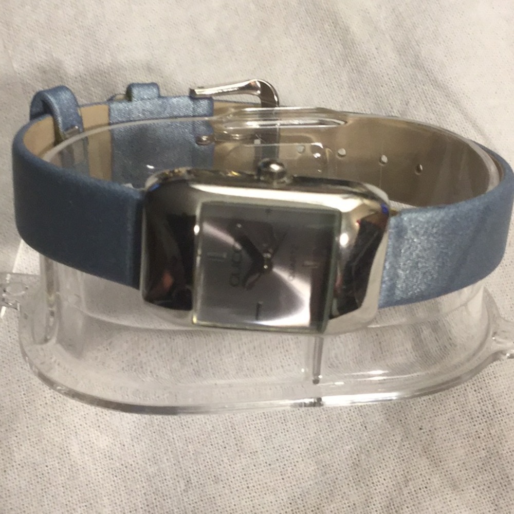 Women’s Gucci Watch 90001 Watch With Blue Band .